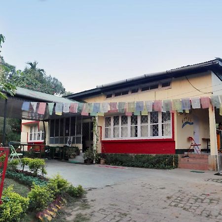 Gibbon Backpackers Hostel Guwahati Exteriör bild