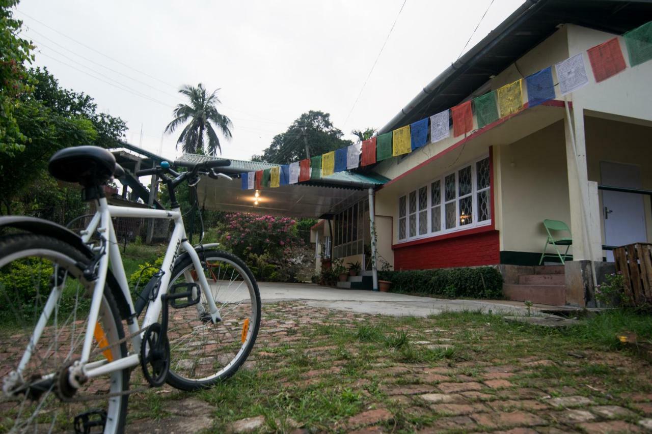 Gibbon Backpackers Hostel Guwahati Exteriör bild