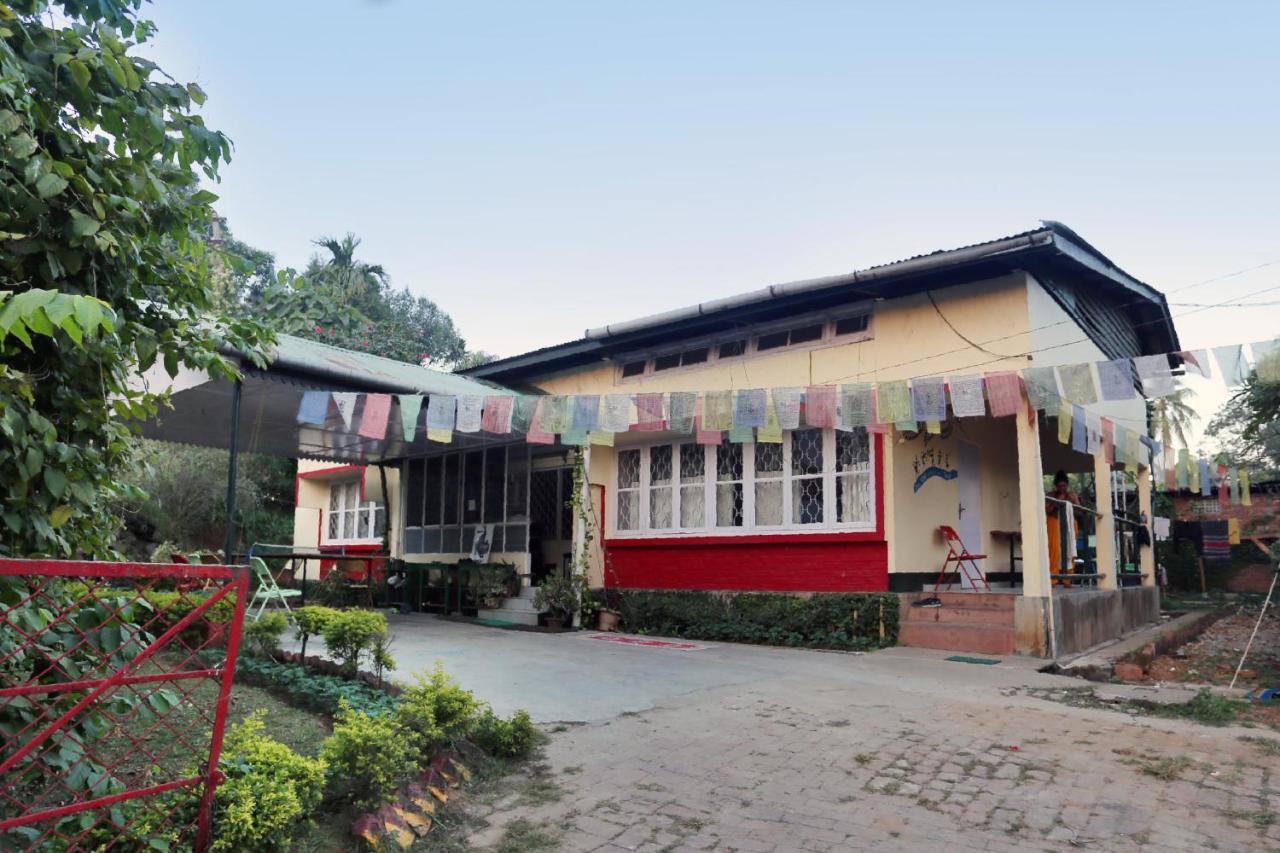 Gibbon Backpackers Hostel Guwahati Exteriör bild